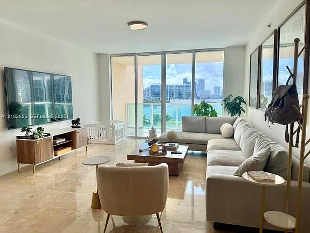 Aventura Marina Condo Num — Photo 2