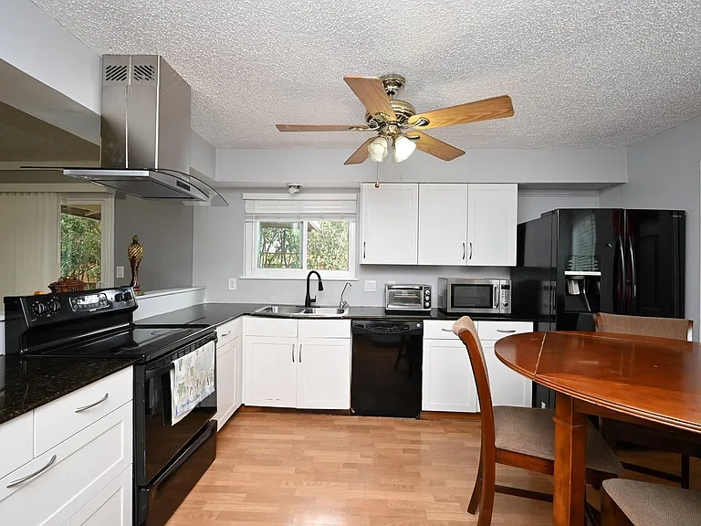 13102 Richmond Ave — Photo 30