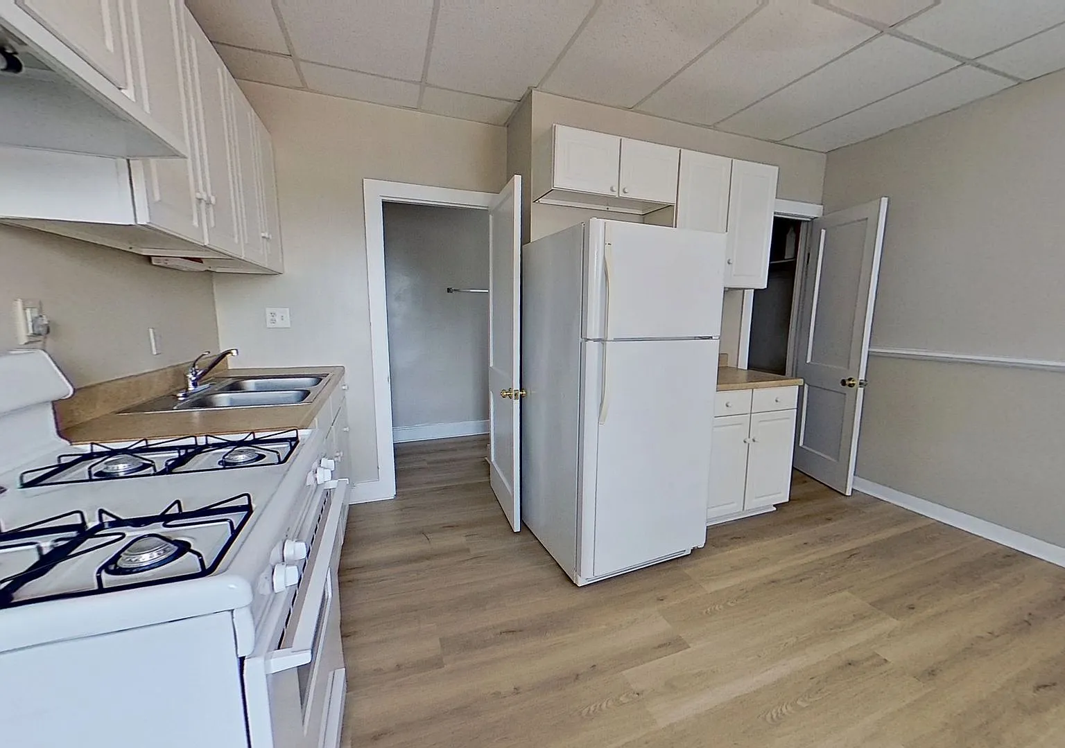 Spacious One Bedroom Apartment — Photo 3