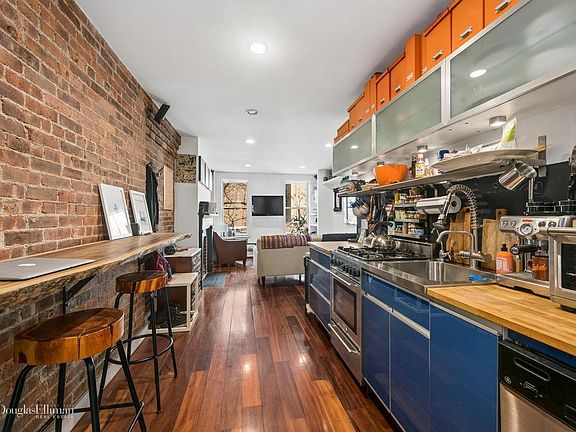 4th image of 717 Washington St #5