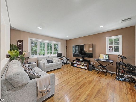 2nd image of 50 River Rd