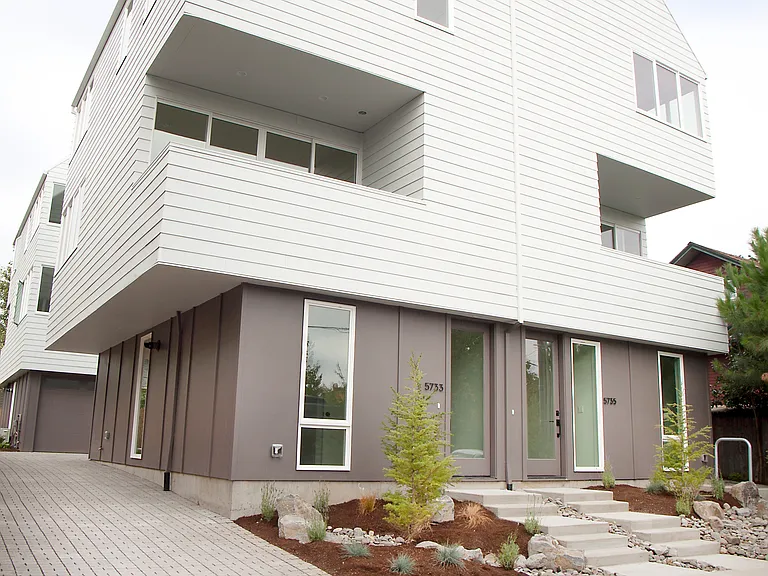 5733 N Albina Ave — Photo 1