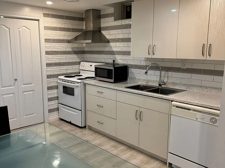 133 Austinpaul Dr #LOWER — Photo 8