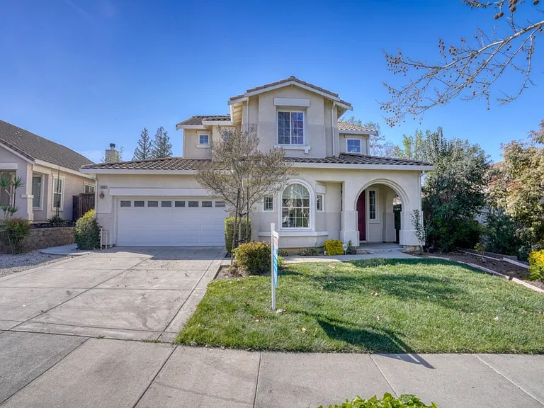 262 W Country Club Dr — Photo 1