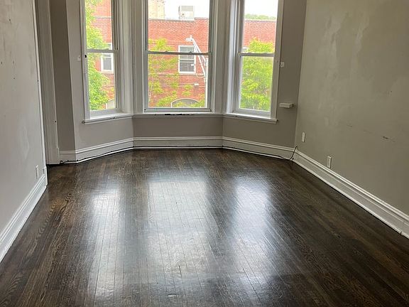 2nd image of 2141 W Cullom Ave #2