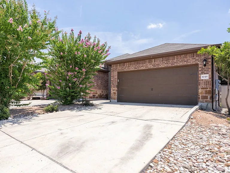 1048 Carolyn Cv — Photo 2