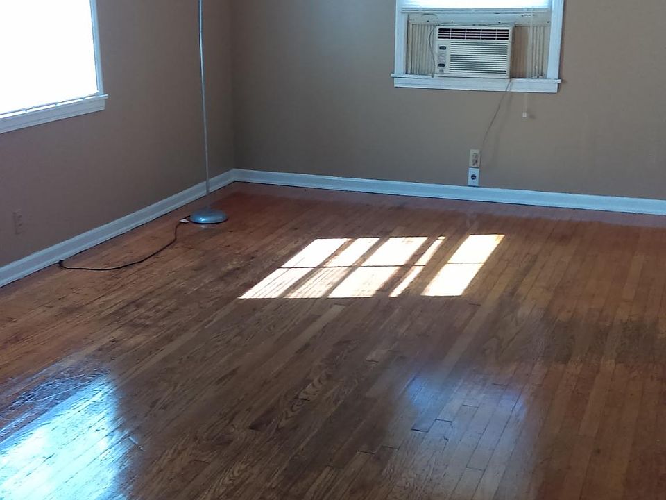 Living room with Hardwood floors