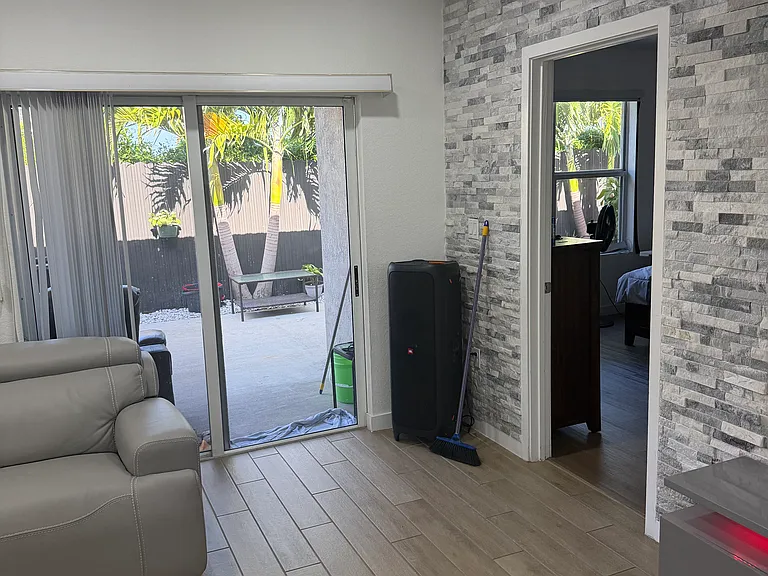 555 NE 6th Pl — Photo 16