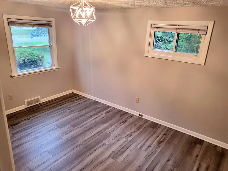 142 Moray Dr — Photo 7