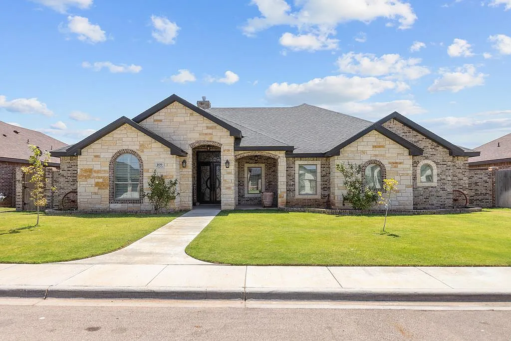 4 bed, 3.0 bath, 2800 sqft, $4,700 — Photo 1