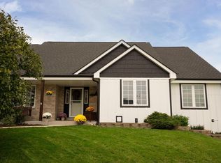 800 Apple Grove Ln, Oconomowoc, WI 53066