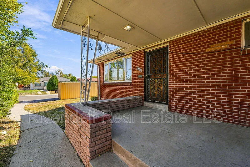 2 bed, 1.0 bath, 900 sqft, $1,400 — Photo 2