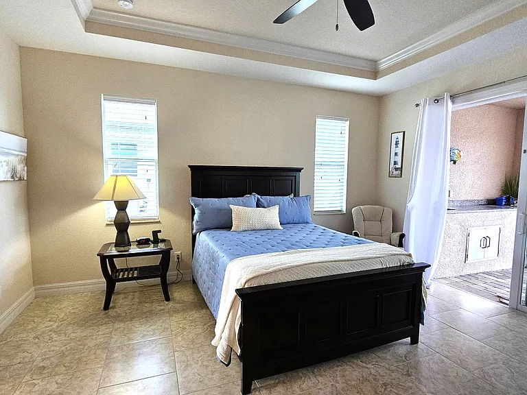 Master bedroom-queen bed