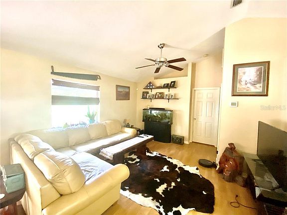 4th image of 3347 Emerald Ln