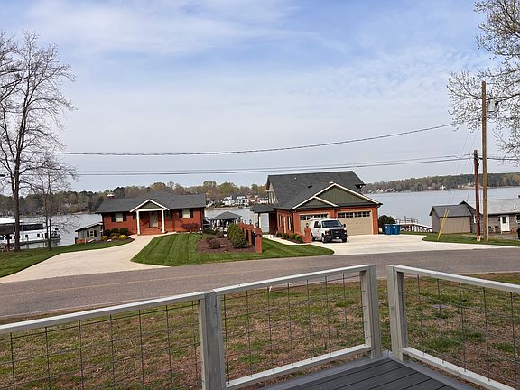 3rd image of 182 Commodore Loop