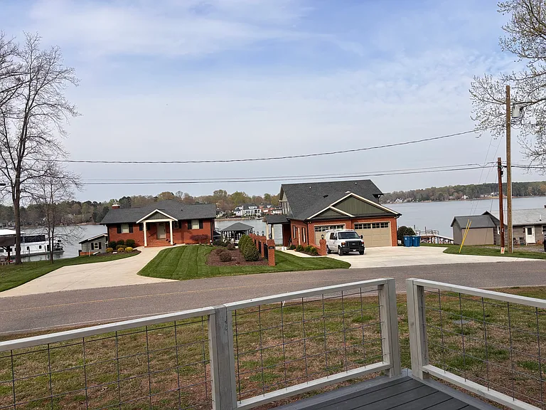182 Commodore Loop — Photo 3