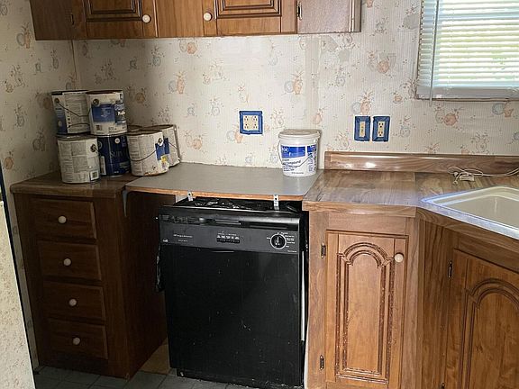 5th image of 7643 Austin Dr