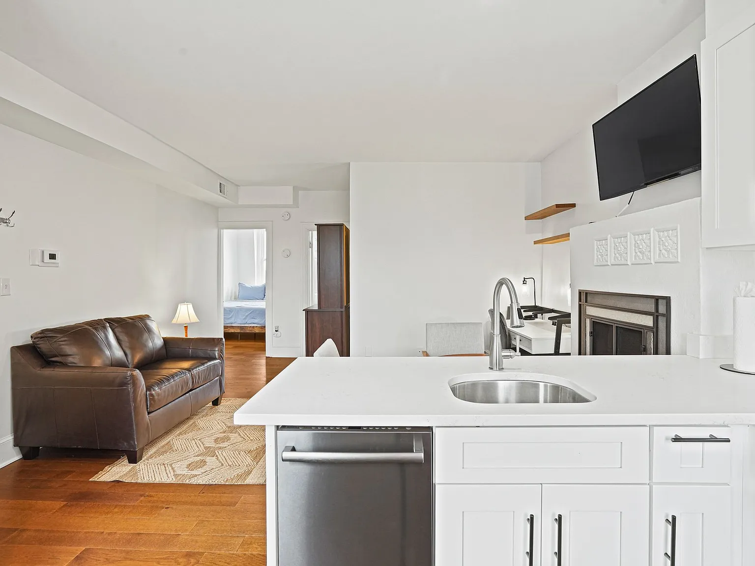 2 bed, 650 sqft, $4,000 — Photo 4