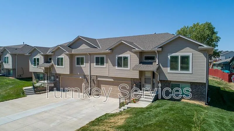4 bed, 3.0 bath, 1900 sqft, $2,100 — Photo 2