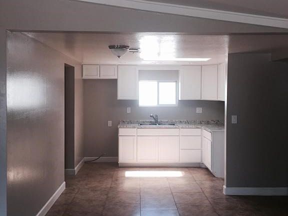 3rd image of 914 E Saint Katherines Ct