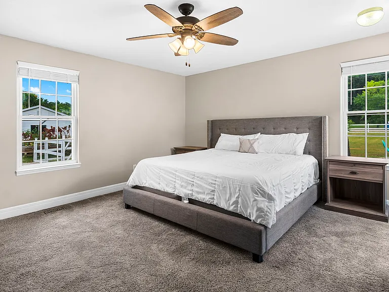 305 Lake Dr — Photo 14