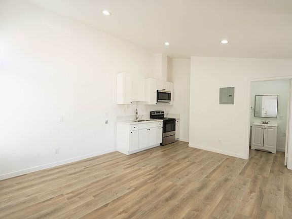 4th image of 26074 Bay Ave #2