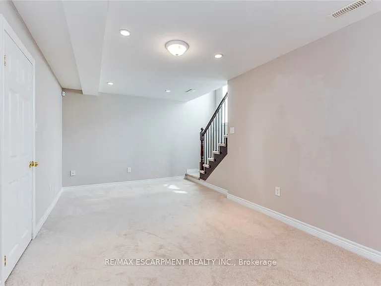 2340 Whistling Springs Cres — Photo 32
