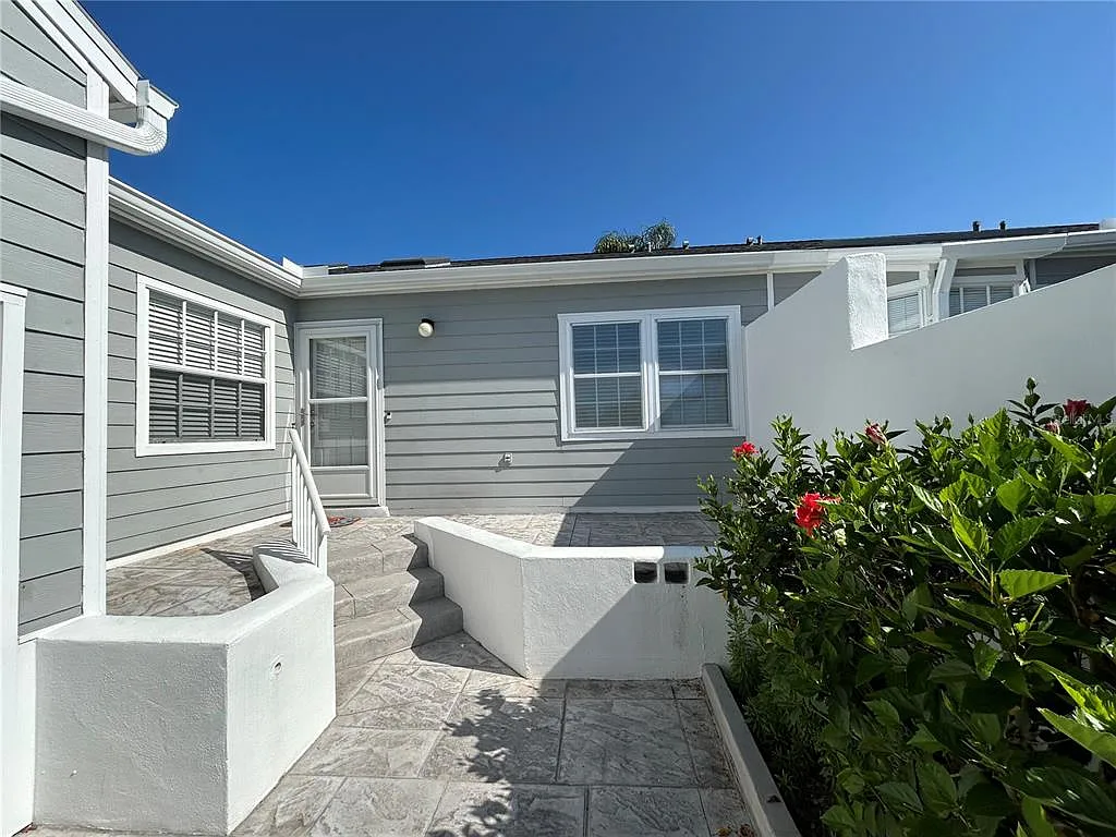 2 bed, 2.0 bath, 1272 sqft, $5,500 — Photo 1