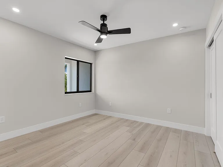 294 Saint Thomas Ave — Photo 34