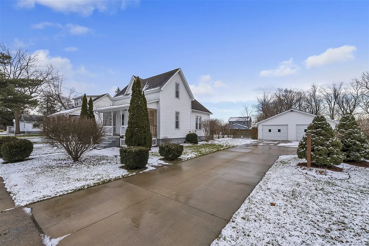 818 Grover St photo 1