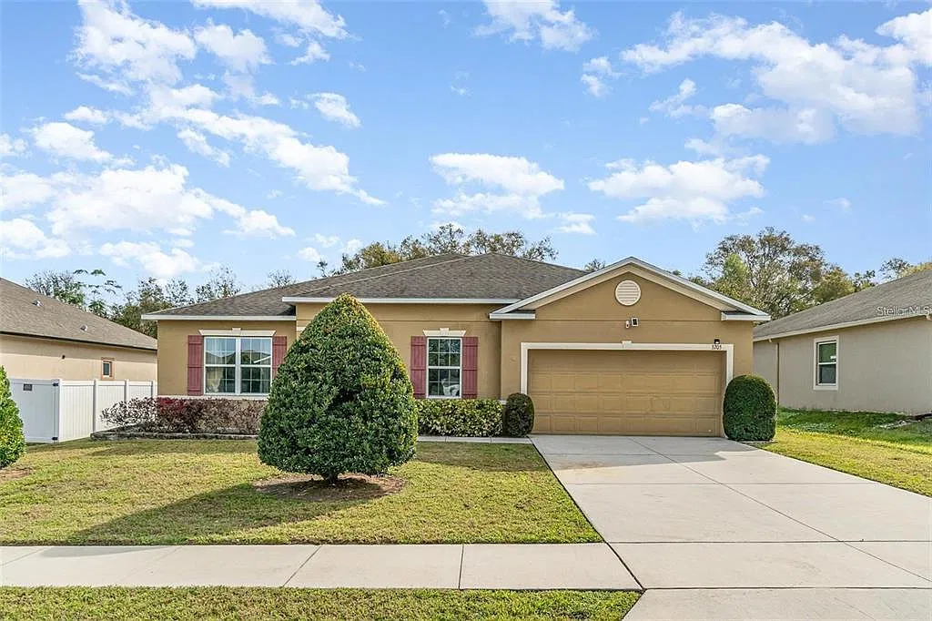3 bed, 2.0 bath, 2064 sqft, $2,300 — Photo 1