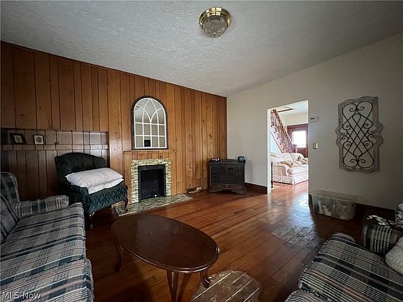 5th image of 226 Main St