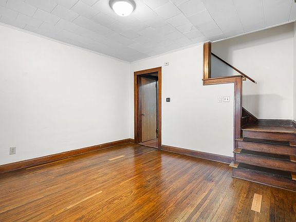 5th image of 2712 Calumet St