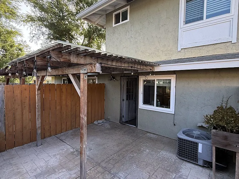 2520 Wanek Rd #B — Photo 10