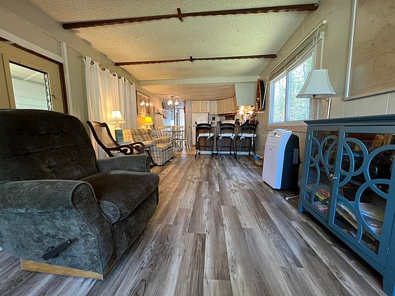 3rd image of 821 Lakeside Dr