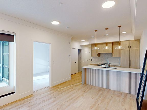 5th image of 370 Dieppe Dr SW #208