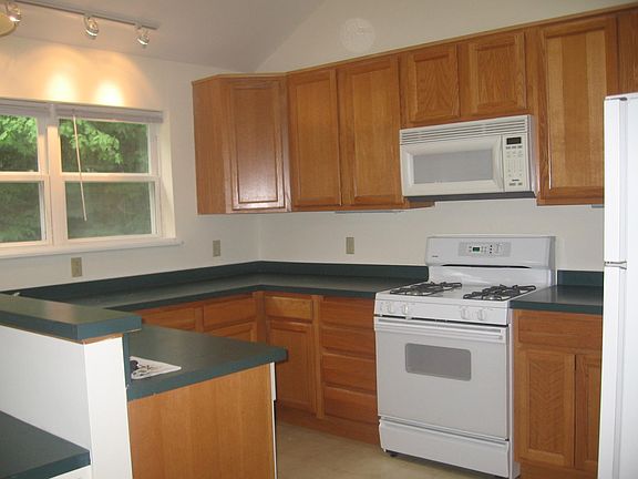 4th image of 10 Sanctuary Dr #1