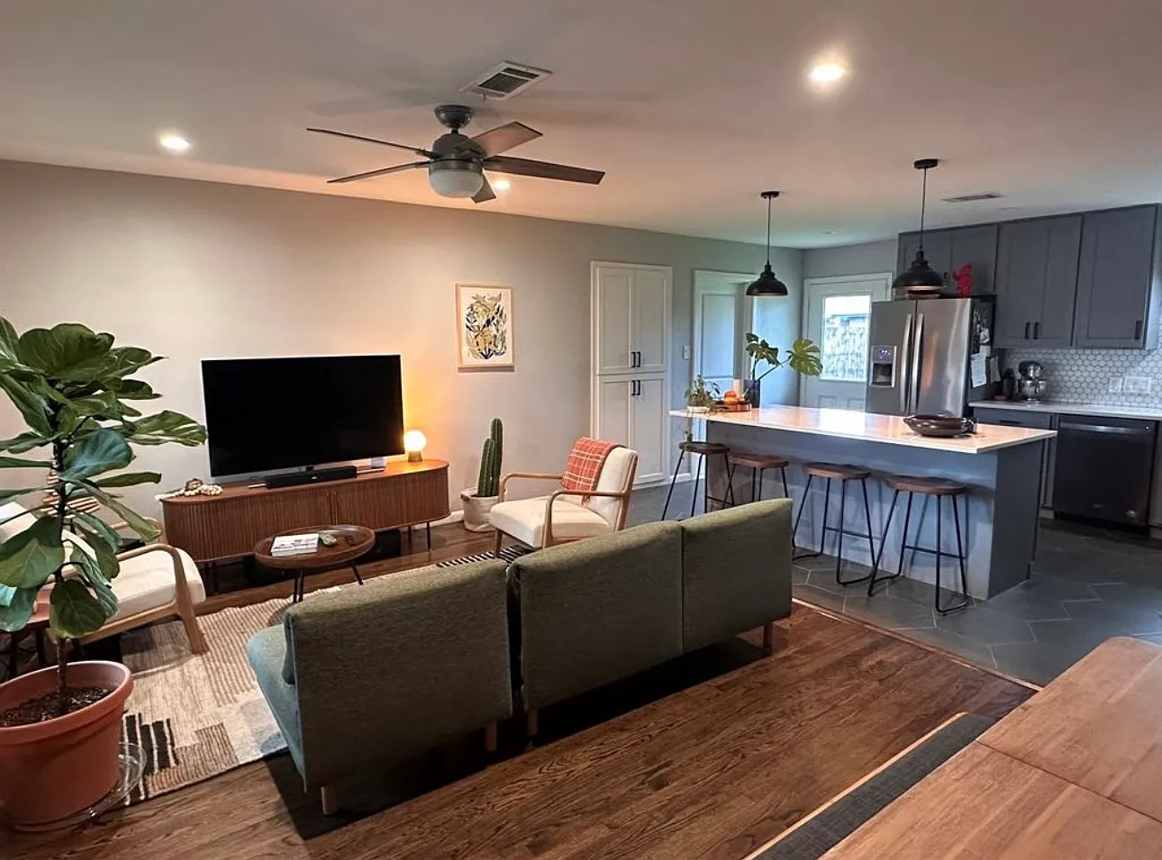 3 bed, 1142 sqft, $2,400 — Photo 2