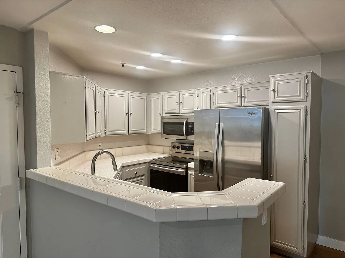 Oak Park updated 1 Bedroom with mountain views — Photo 3