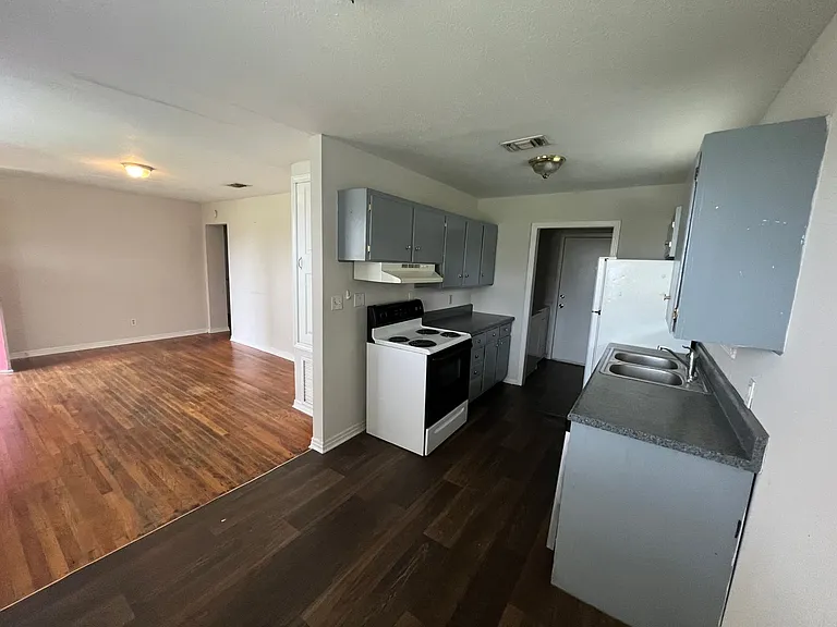 1806 Pepper Dr — Photo 2