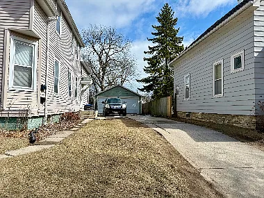Upper - 2 bed - 1 bath - $900.00 — Photo 2