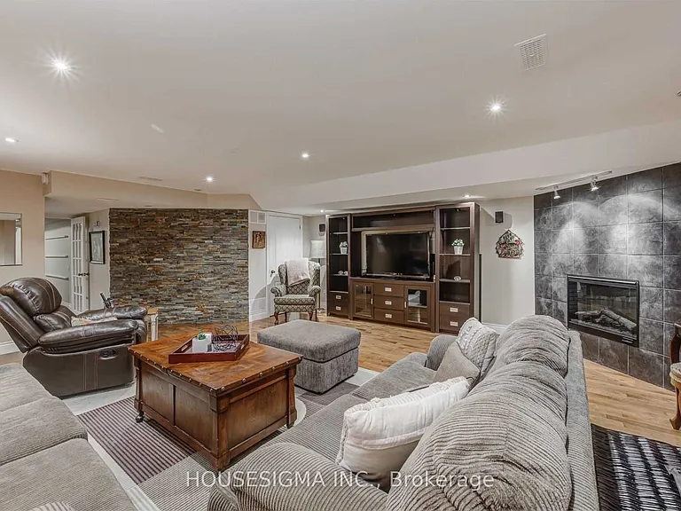 244 Tawny Cres — Photo 23
