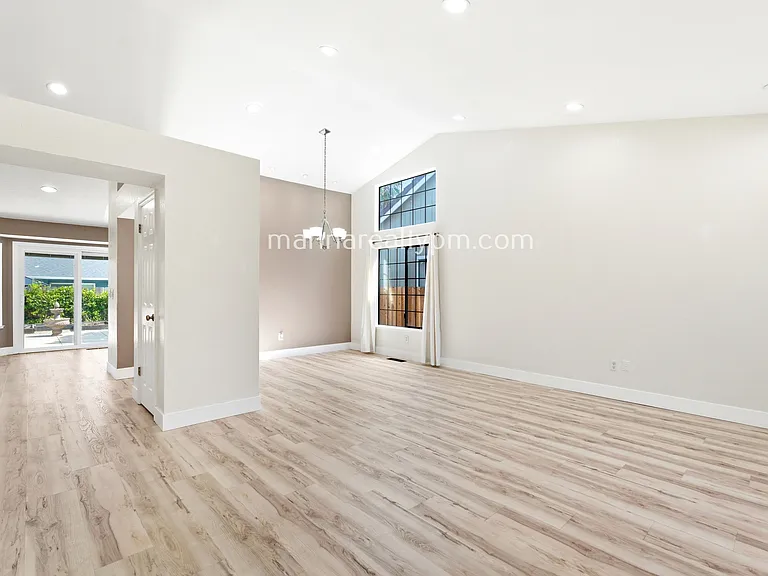 208 Buttercup Cir — Photo 5