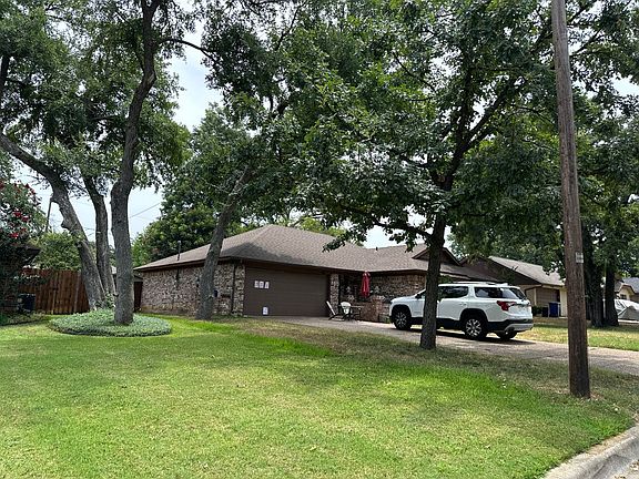 4th image of 116 NE Shady Oaks Dr