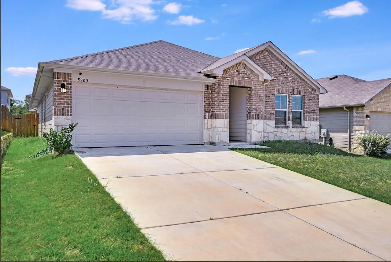 4 bed, 2.0 bath, 1845 sqft, $2,100 — Photo 2