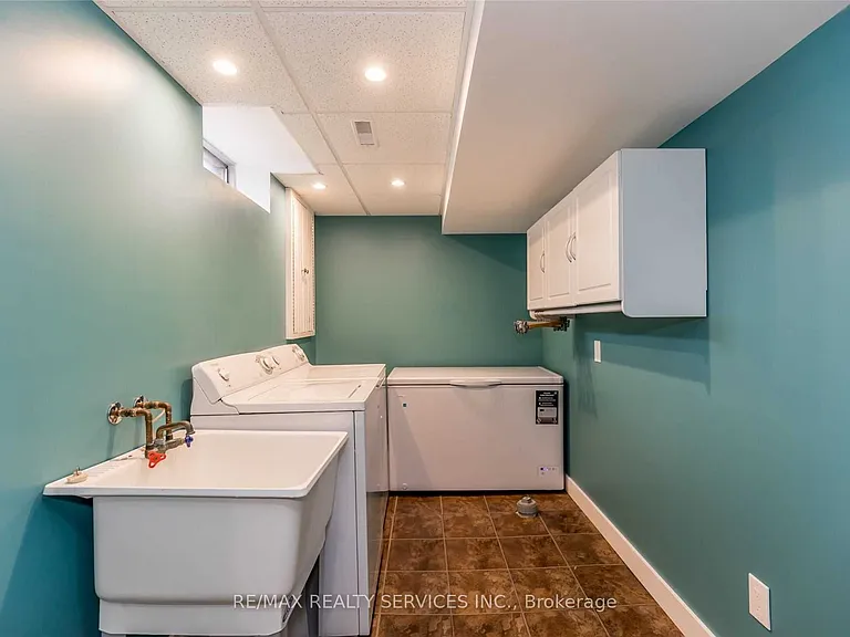 83 Janice Dr — Photo 23