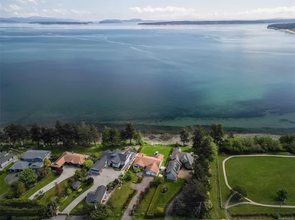 8877 Lochside Dr, North Saanich, BC V8L 1N1