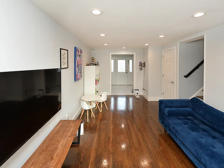 154 Middlesex Ave — Photo 17