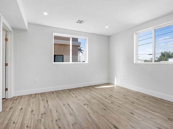 5th image of 1012 Spence St #35