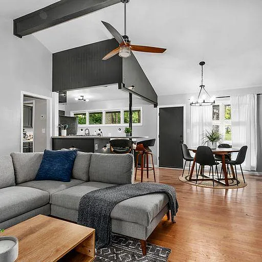 3 bed, 1117 sqft, $5,000 — Photo 4